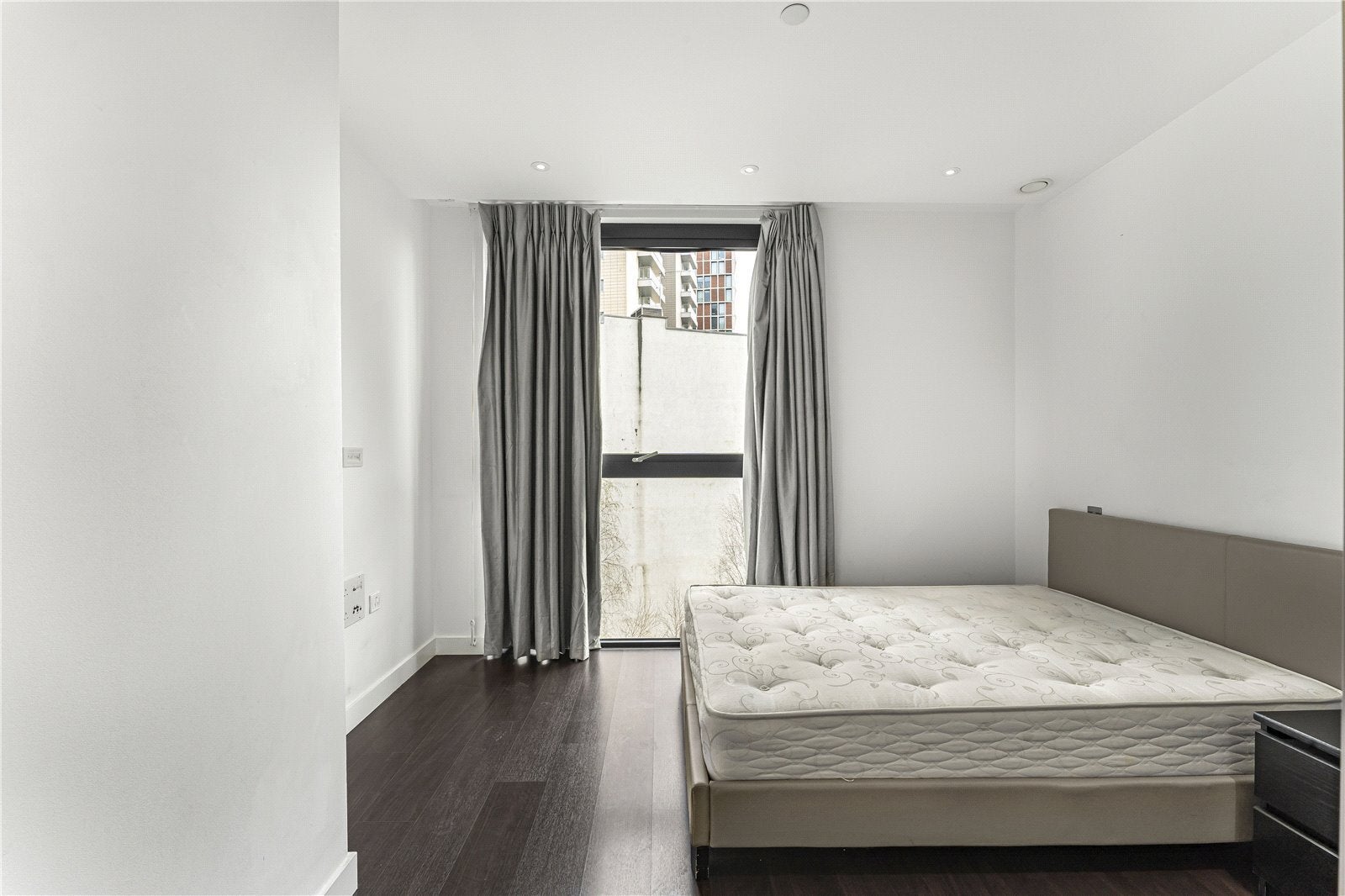 Flat Alie Street in Greater London