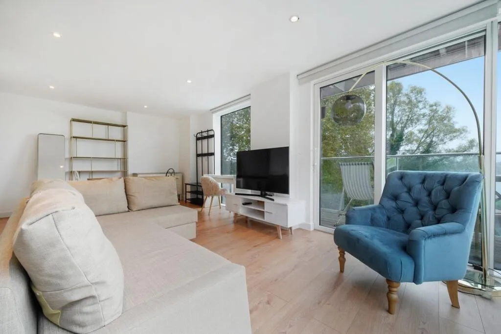 Flat Goodchild Road in Greater London