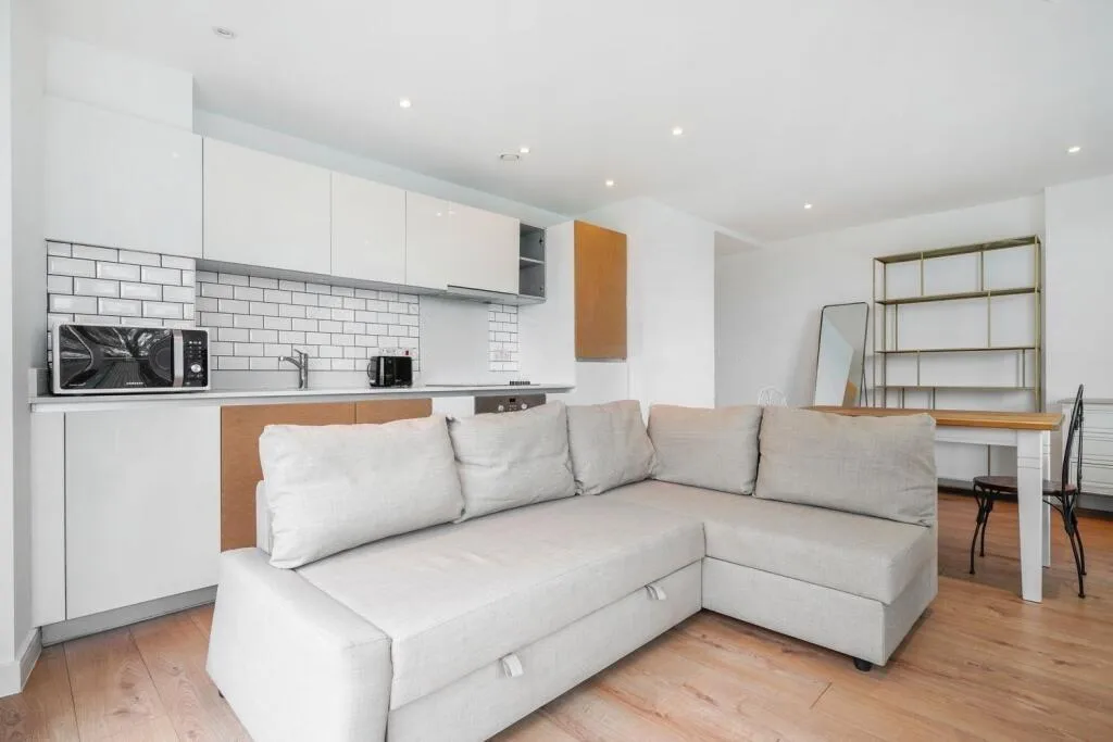 Flat Goodchild Road in Greater London