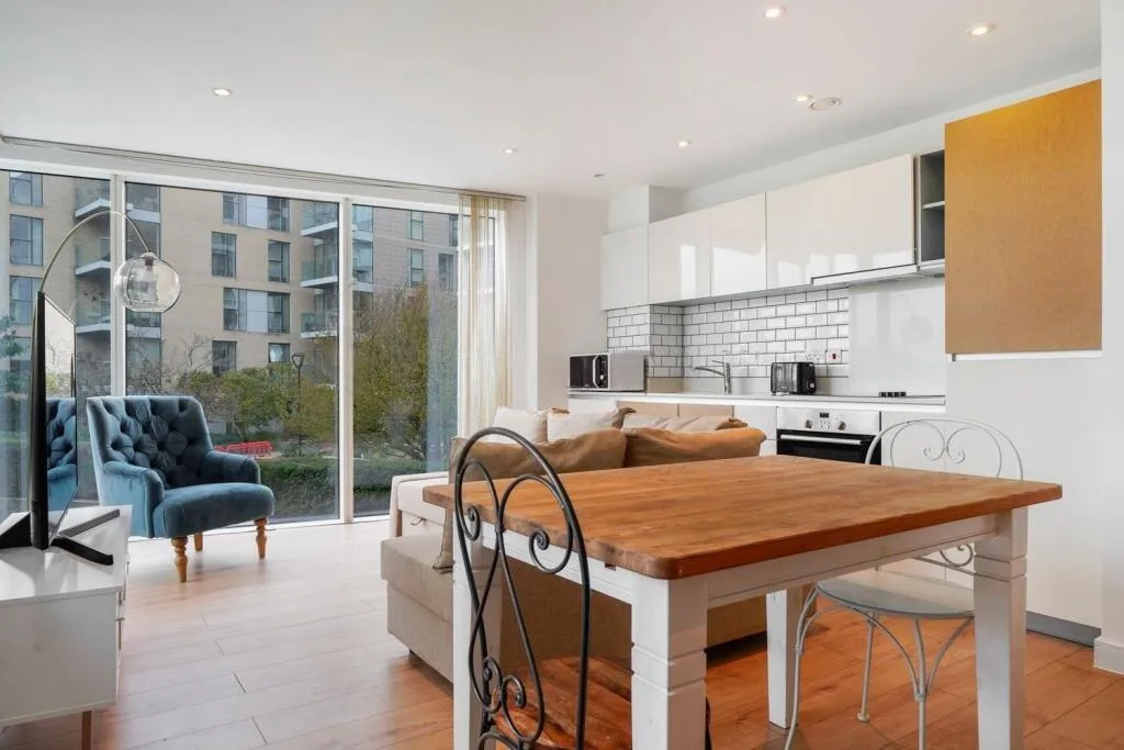 Flat Goodchild Road in Greater London