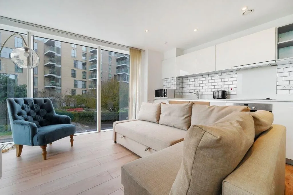 Flat Goodchild Road in Greater London