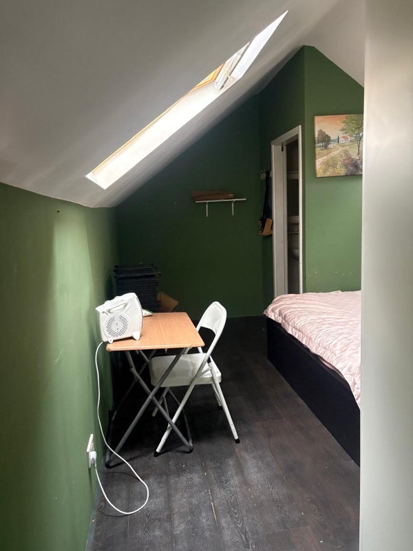 Room Dawlish Road in Greater London