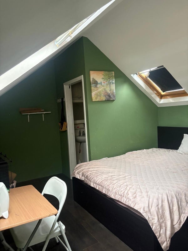 Room Dawlish Road in Greater London