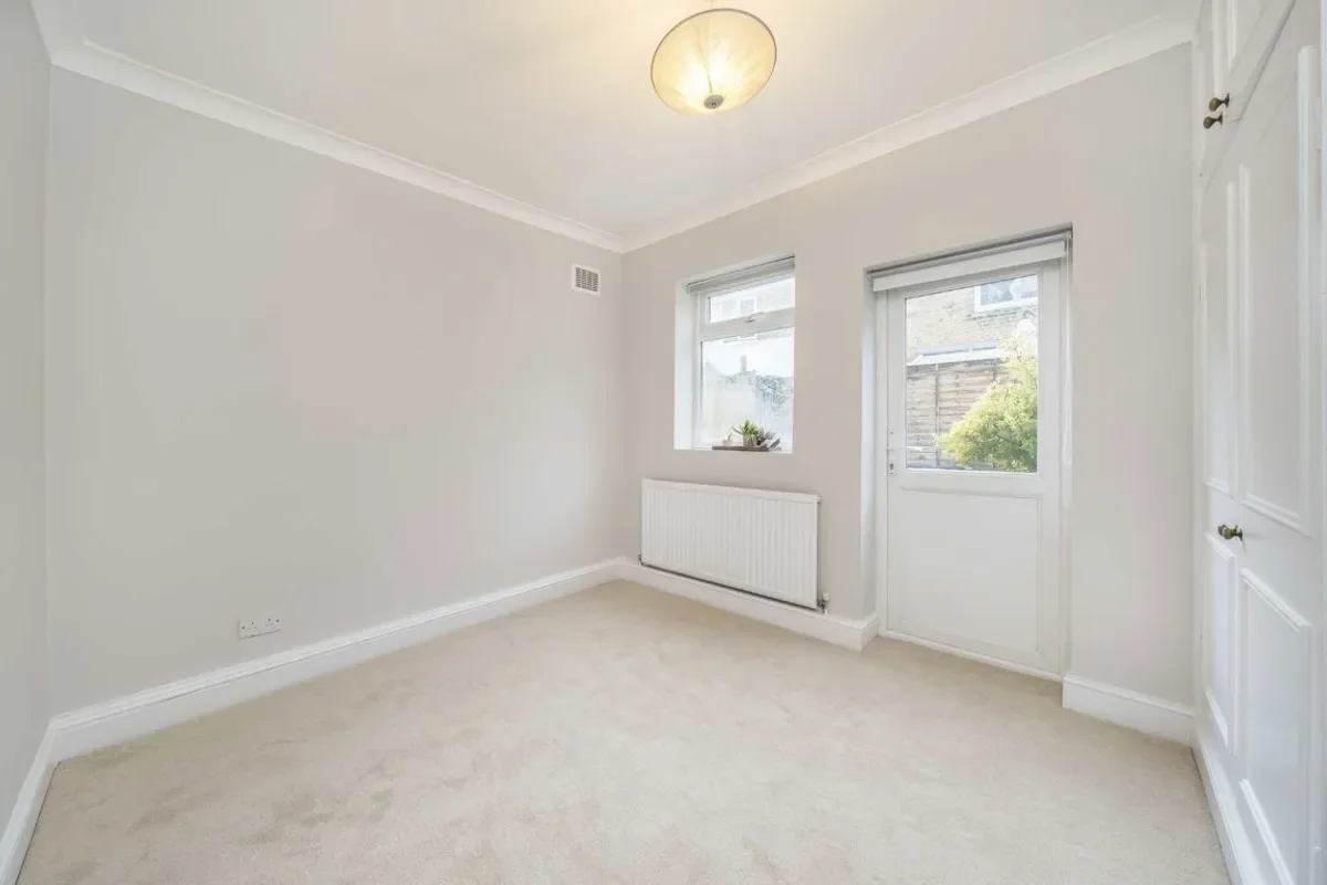 Flat Garratt Lane in Greater London