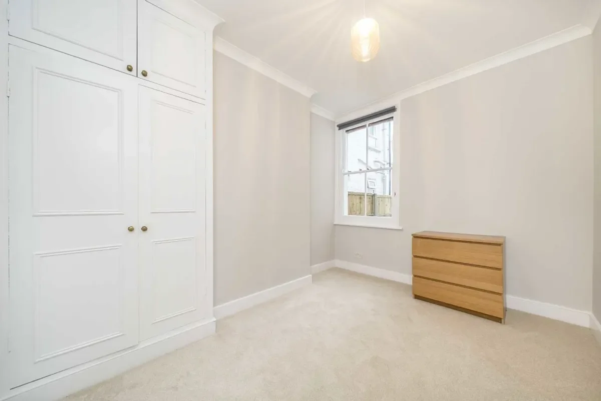 Flat Garratt Lane in Greater London