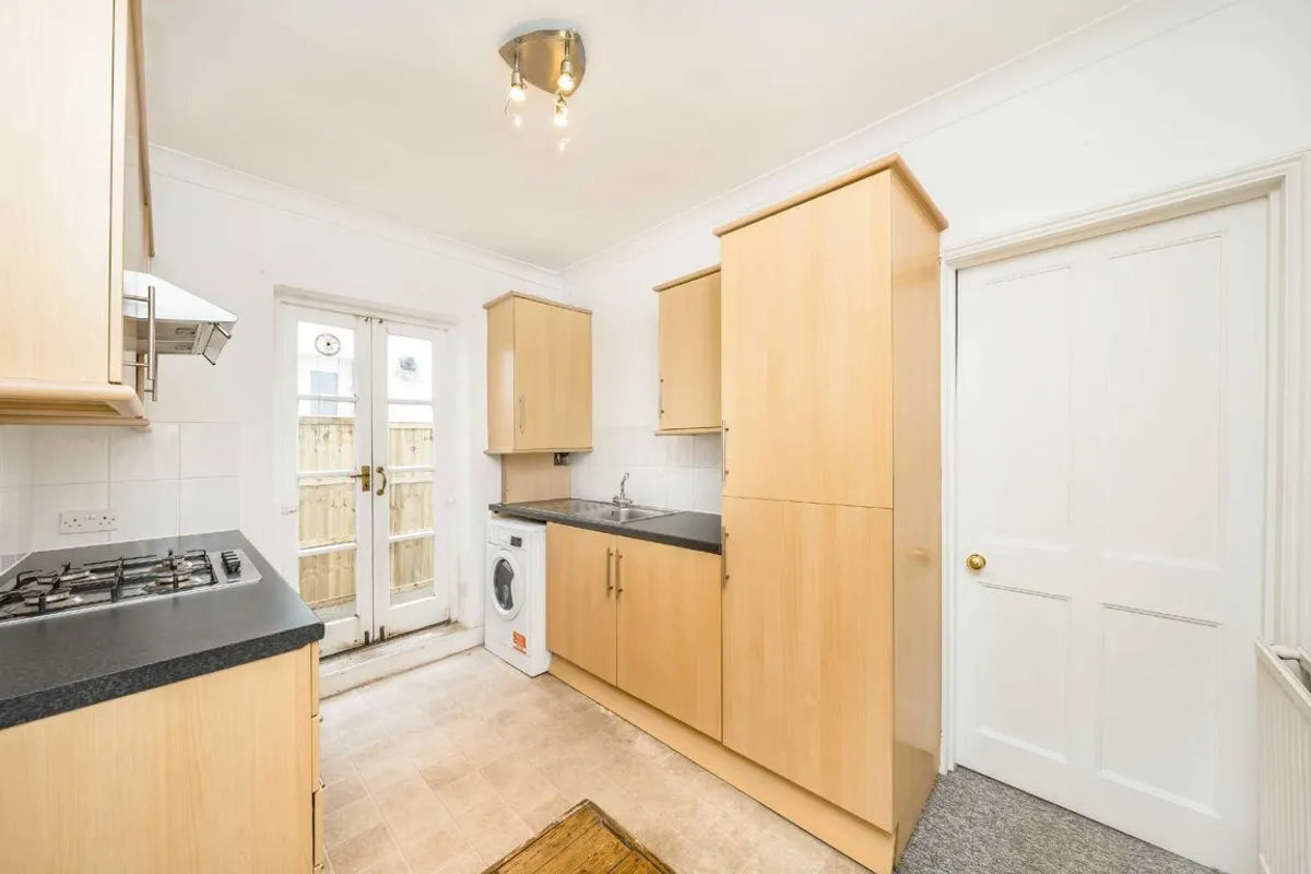 Flat Garratt Lane in Greater London