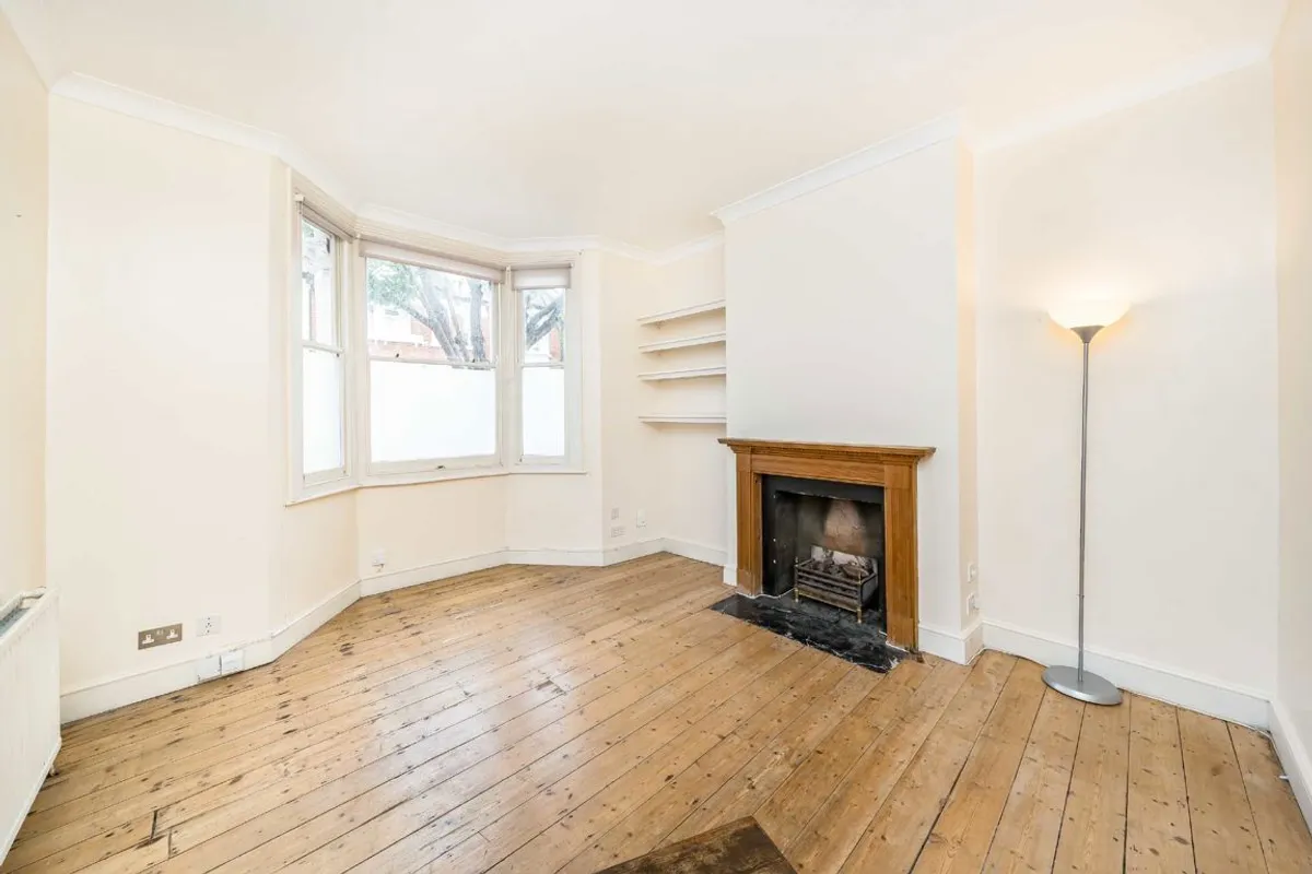 Flat Garratt Lane in Greater London