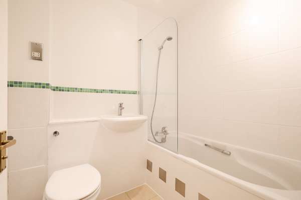 Flat Lansdowne Road in Greater London