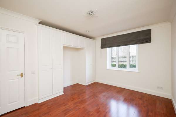 Flat Lansdowne Road in Greater London
