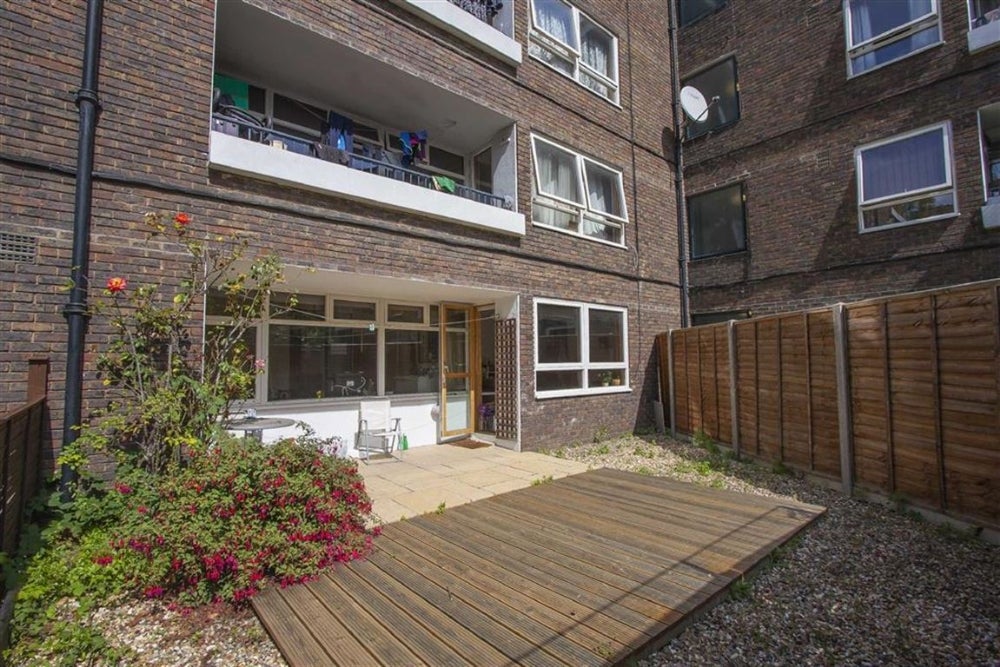 Flat Plender Street in Greater London