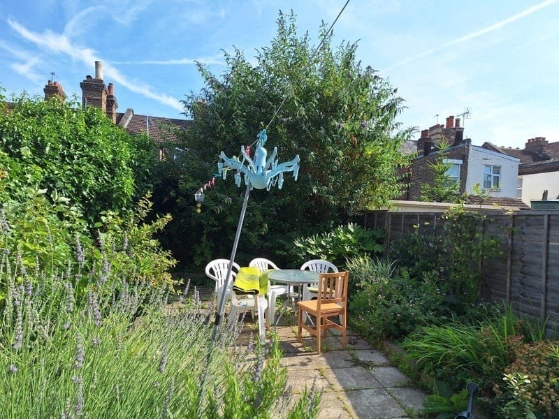 Room Antill Road in Greater London