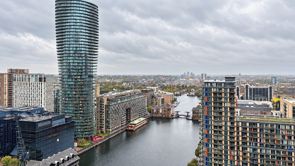 Flat Pan Peninsula Square in Greater London
