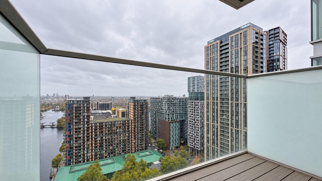 Flat Pan Peninsula Square in Greater London