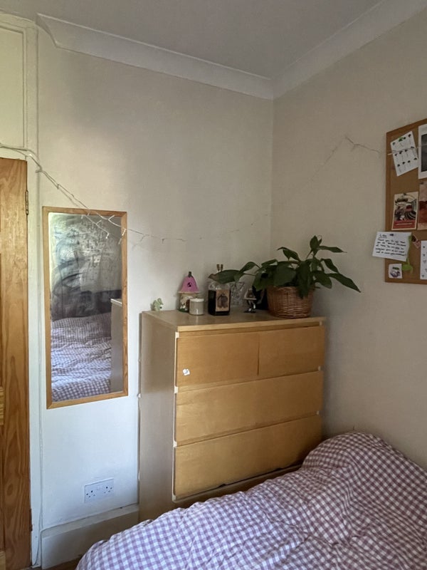Room Garratt Lane in Greater London