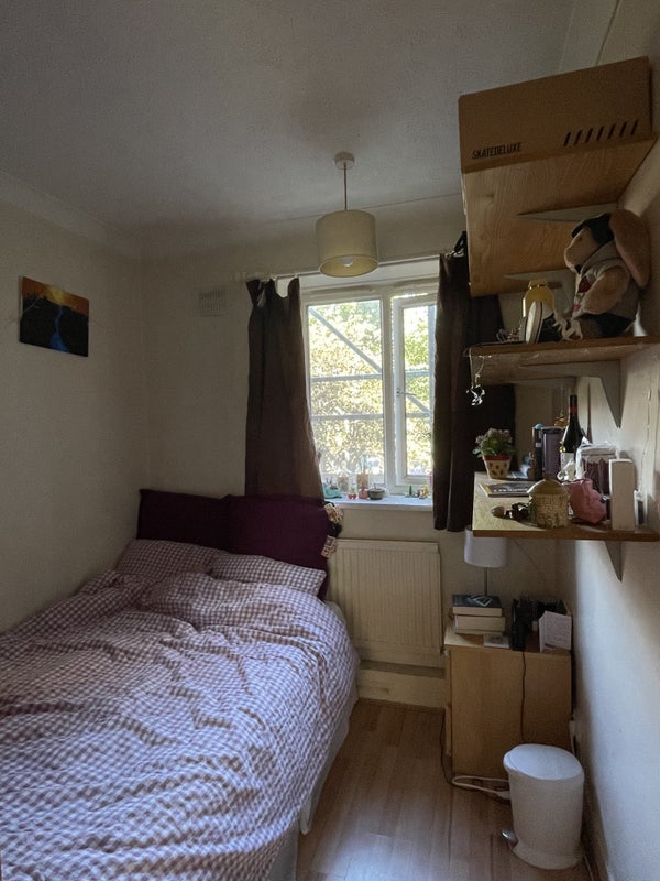 Room Garratt Lane in Greater London