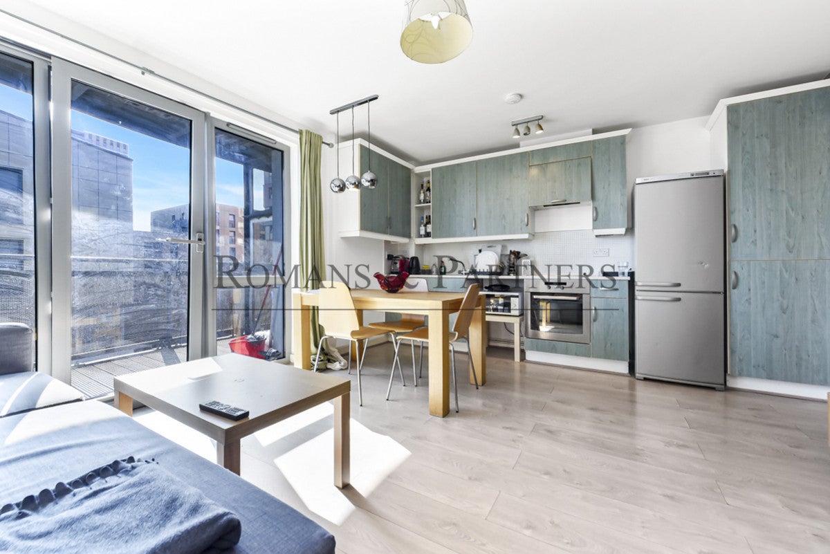 Flat Victoria Road in Greater London