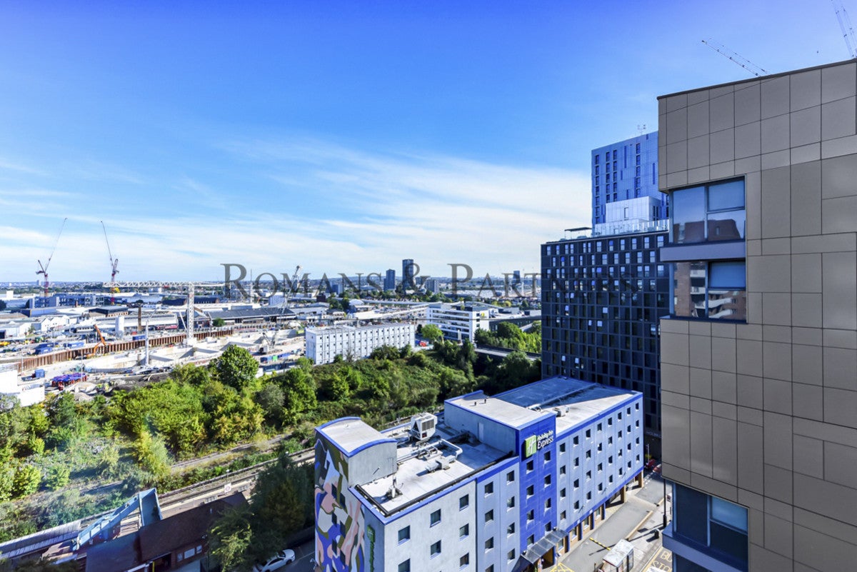 Flat Victoria Road in Greater London
