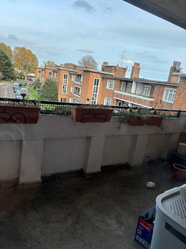 Flat Gauntlett Court in Greater London