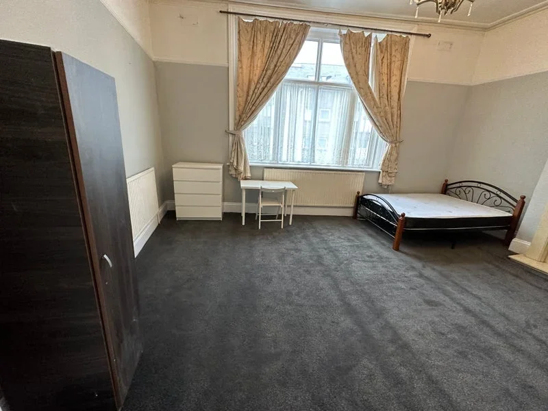 Room Harrow Road in City of Westminster