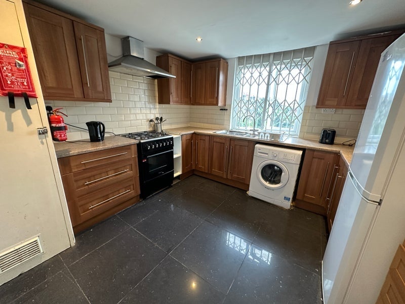 Room Harrow Road in City of Westminster