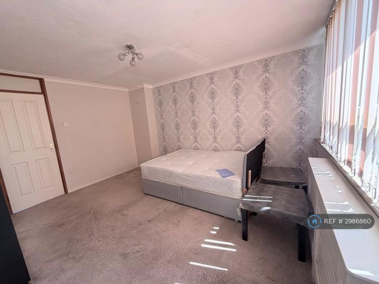 Room Tawney Road in Greater London