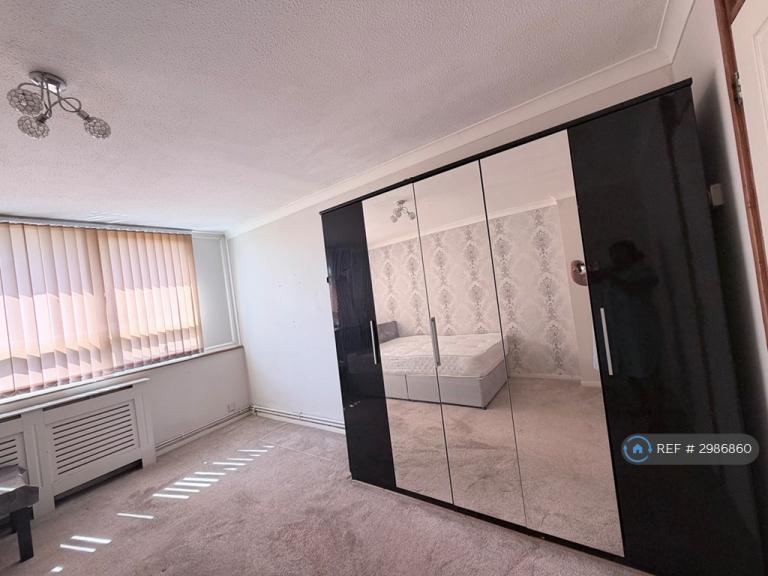 Room Tawney Road in Greater London