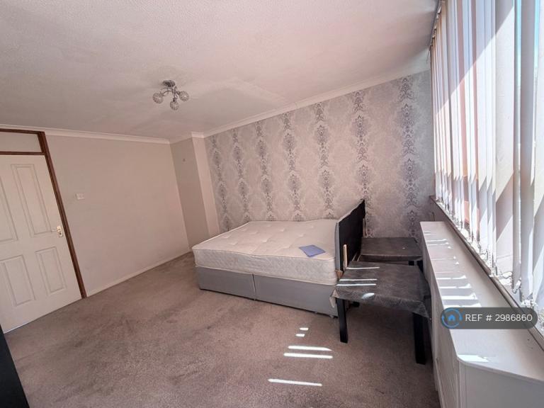 Room Tawney Road in Greater London