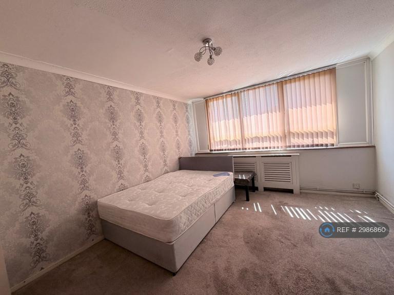 Room Tawney Road in Greater London
