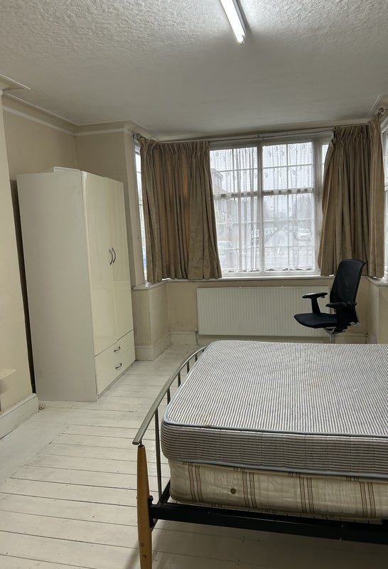 Room Gunnersbury Avenue in Greater London