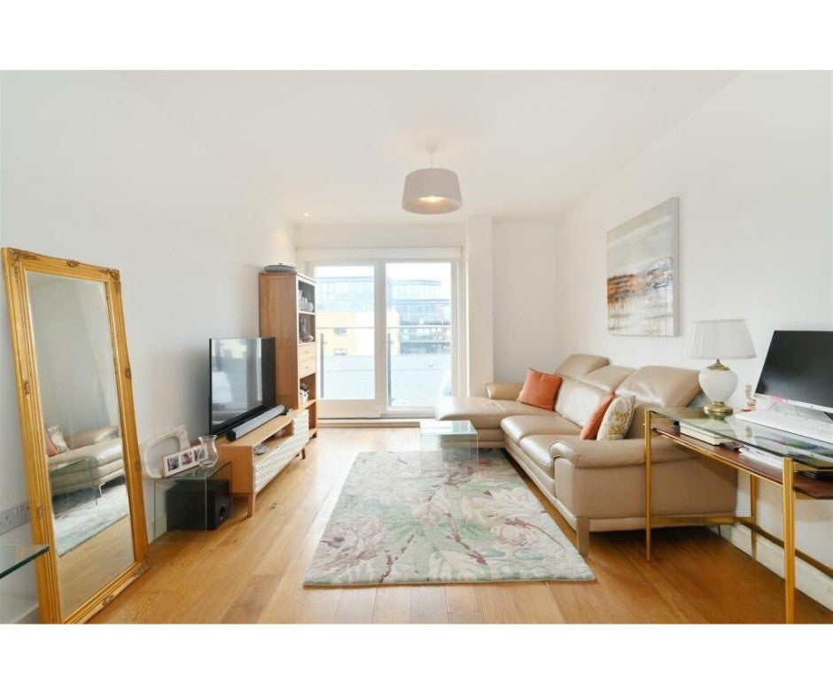 Flat Westferry Road in Greater London