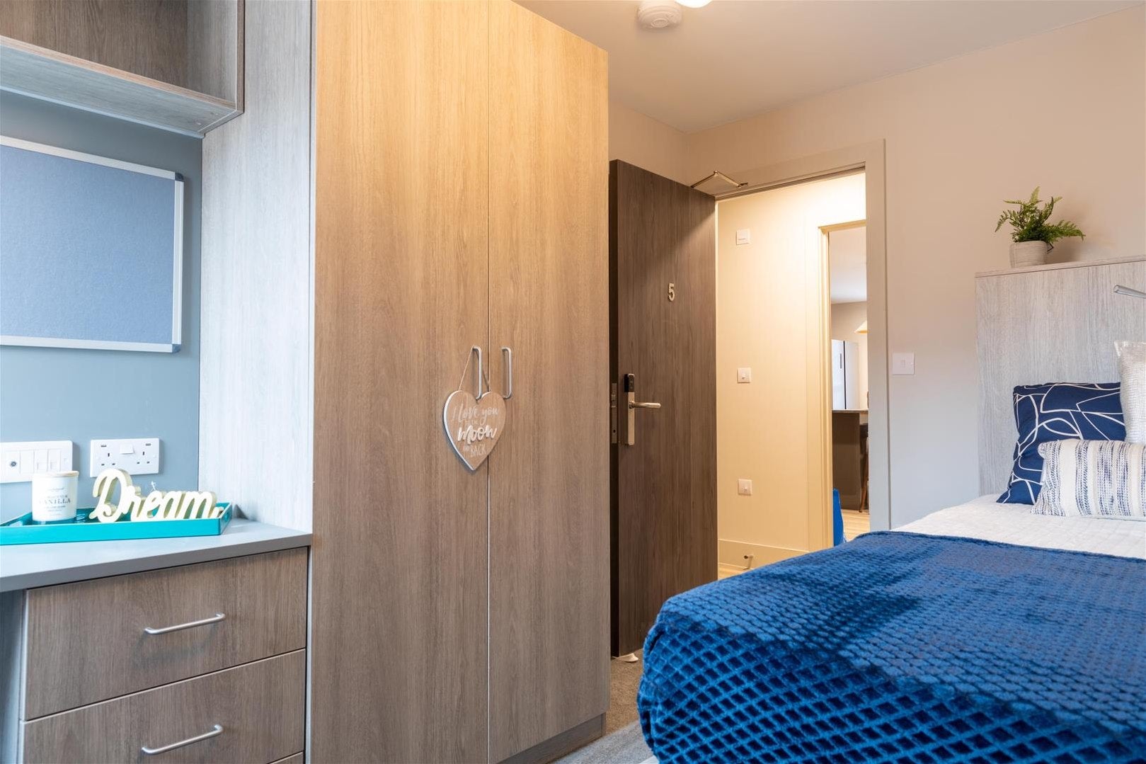 Room Gloucester Road in Bristol