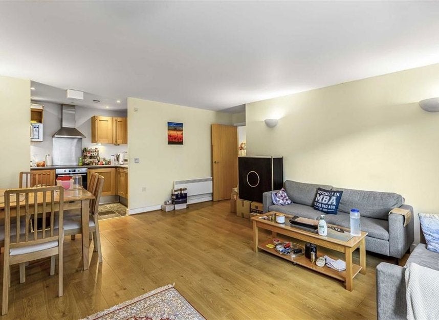 Flat Long Lane in Greater London