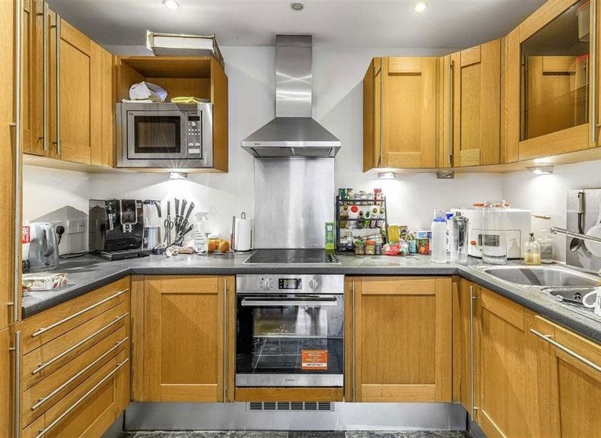 Flat Long Lane in Greater London