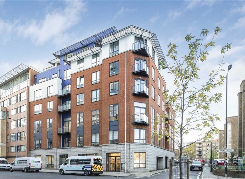 Flat Long Lane in Greater London