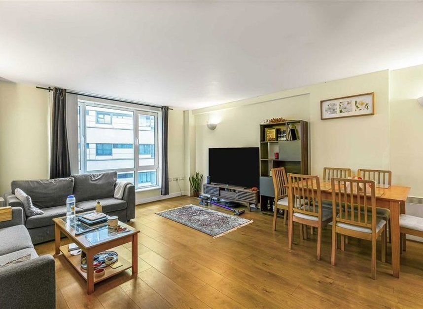 Flat Long Lane in Greater London