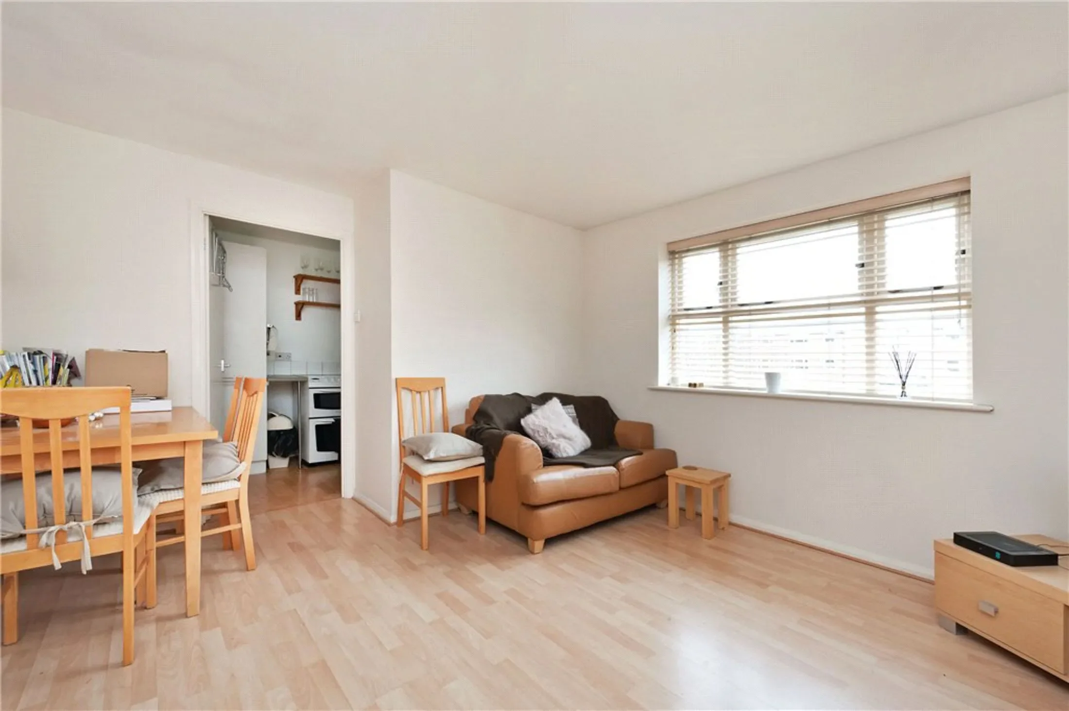 Flat Molyneux Drive in Greater London