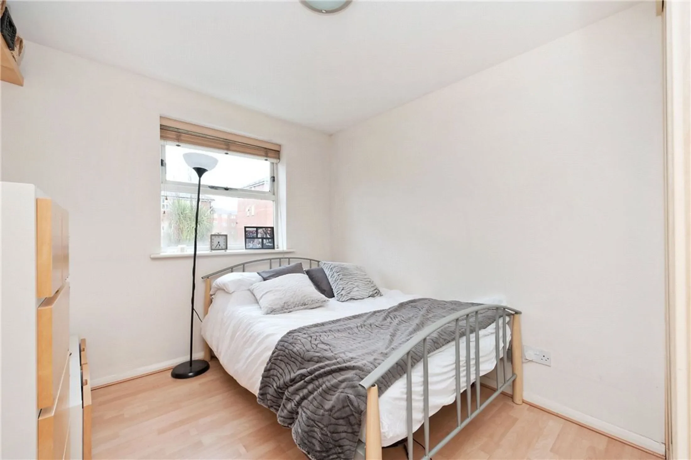 Flat Molyneux Drive in Greater London