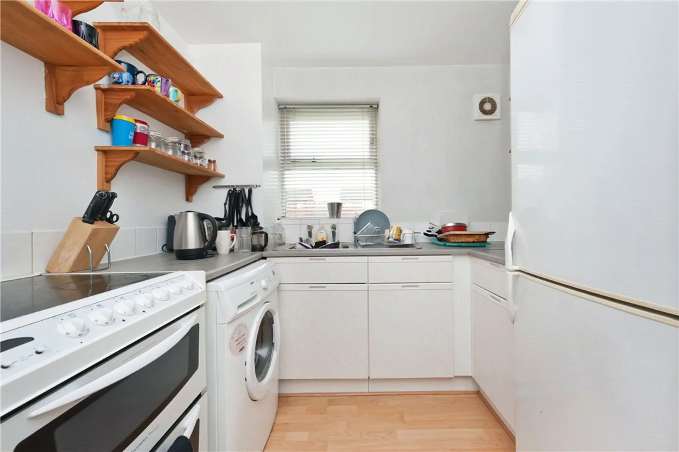 Flat Molyneux Drive in Greater London