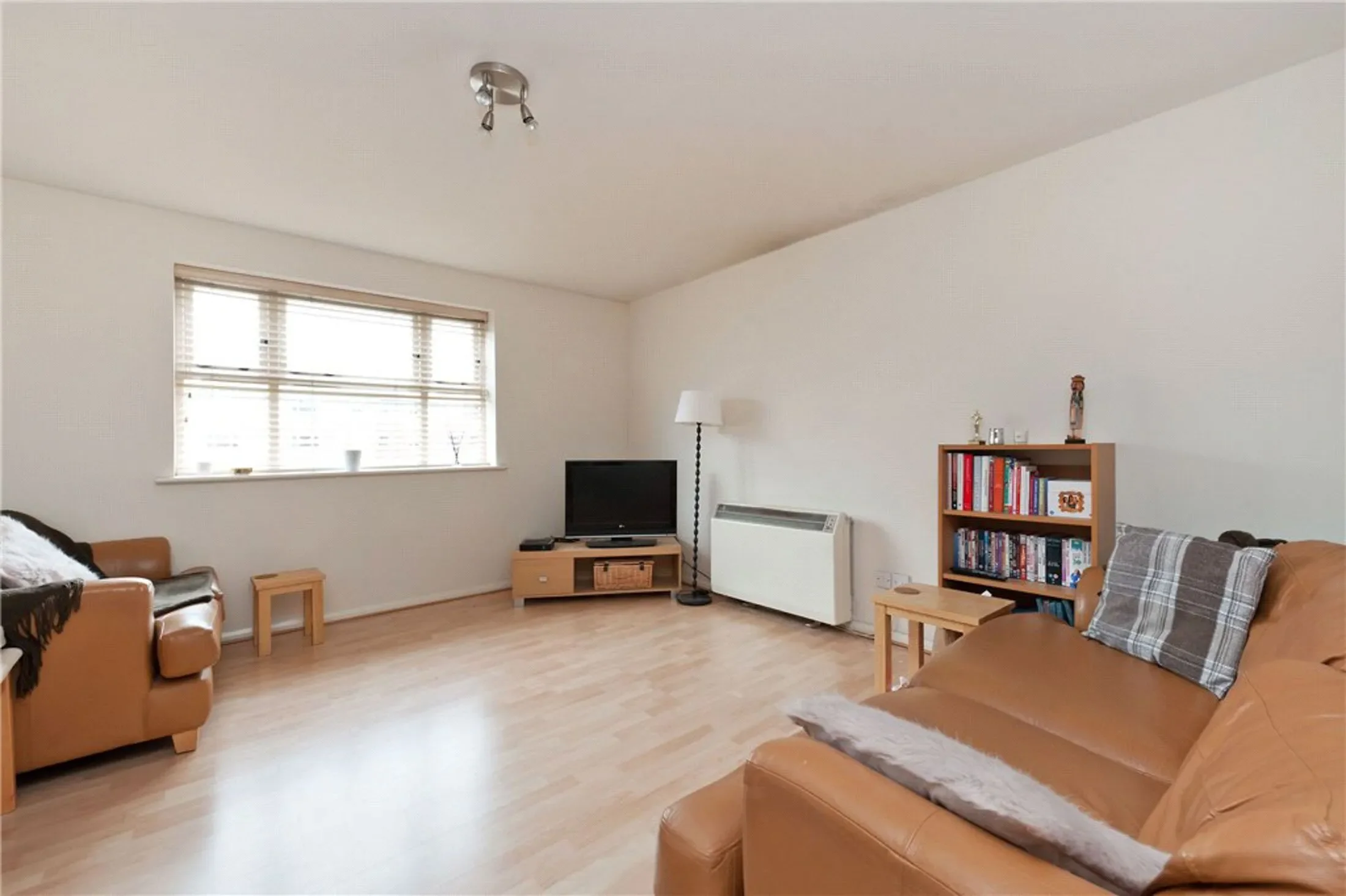 Flat Molyneux Drive in Greater London