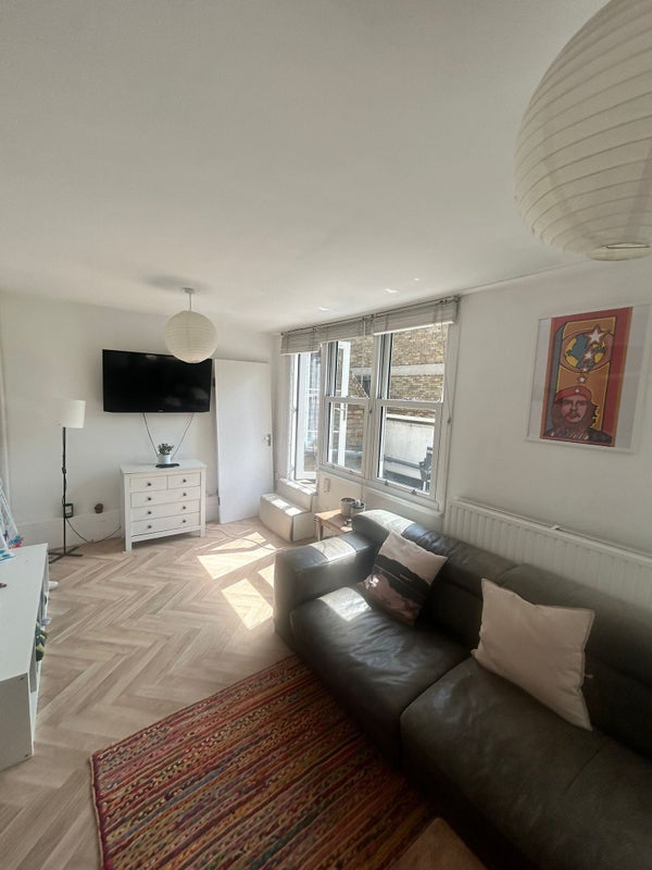 Room Overton Road in Greater London