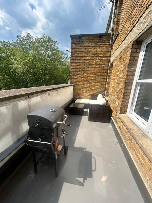 Room Overton Road in Greater London
