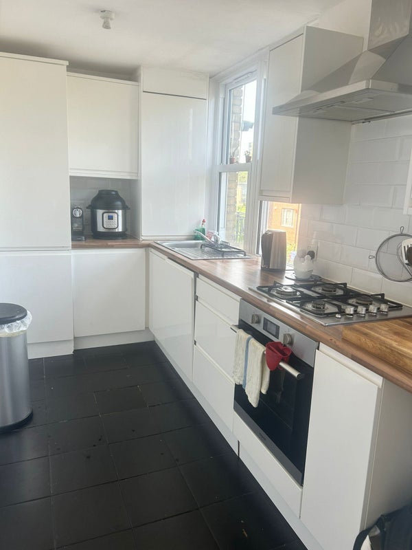 Room Overton Road in Greater London