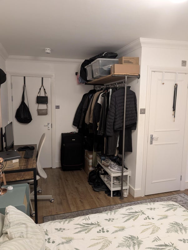 Room Hermitage Road in Greater London