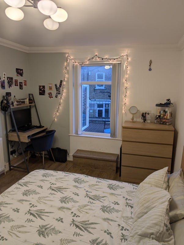 Room Hermitage Road in Greater London
