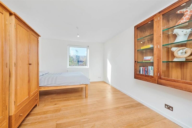 Room Dowdeswell Close in Greater London