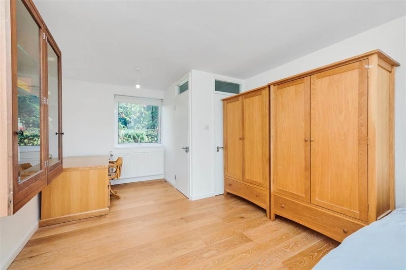 Room Dowdeswell Close in Greater London