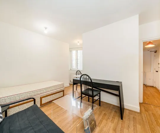 Flat Sloane Avenue in Greater London