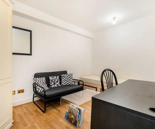 Flat Sloane Avenue in Greater London