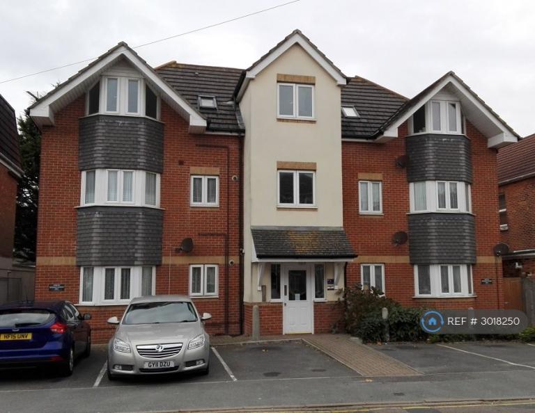 Flat Adeline Road in Bournemouth