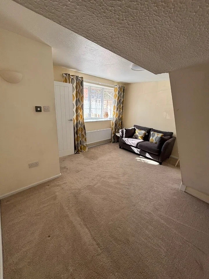House Cheslyn Close in Luton